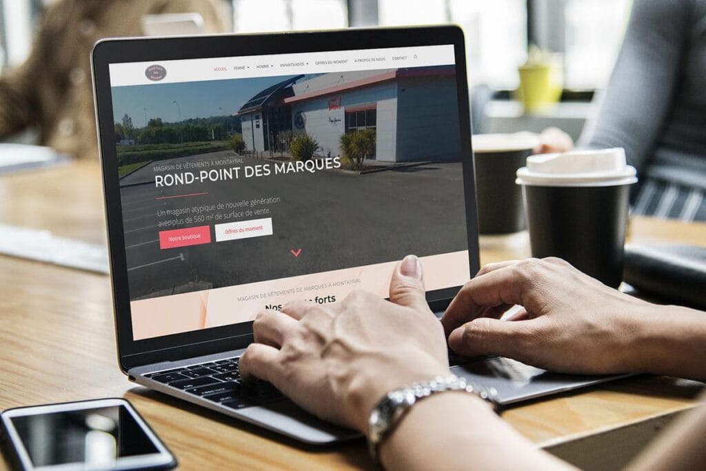 Mockup présentant le site web rond-point-des-marques.fr