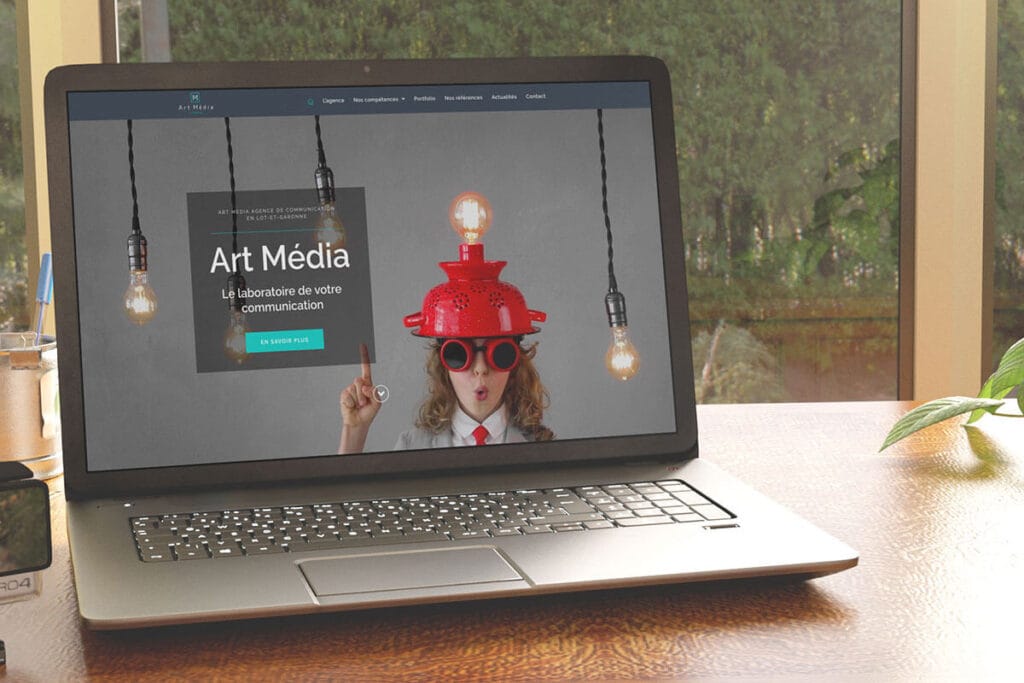 Mockup présentant le site web Art Media Communication