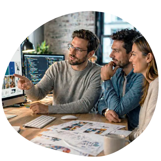 Réunion collaborative entre un webdesigner et des clients dans un bureau moderne